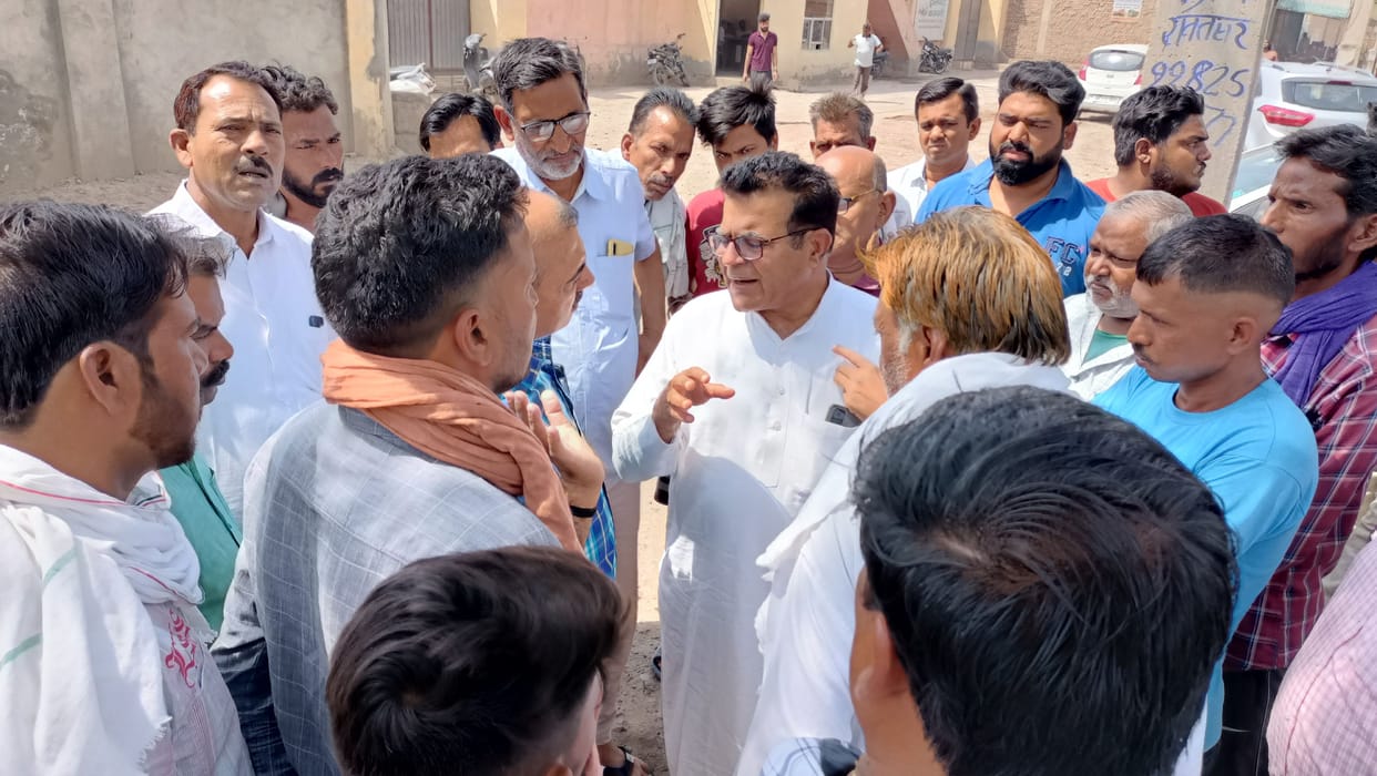 Mandi workers created a ruckus regarding direct purchase of wheat in warehouses, remained adamant on opening the gate of the warehouse