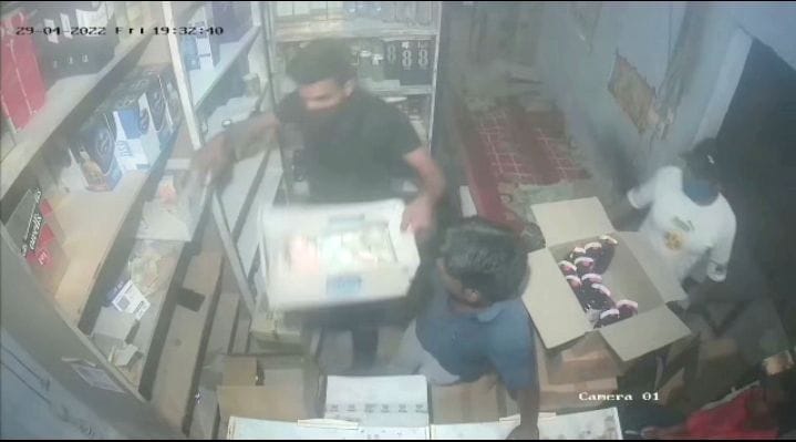 Liquor contract salesman was robbed of Rs 1 lakh 260 by hitting the butt of a pistol