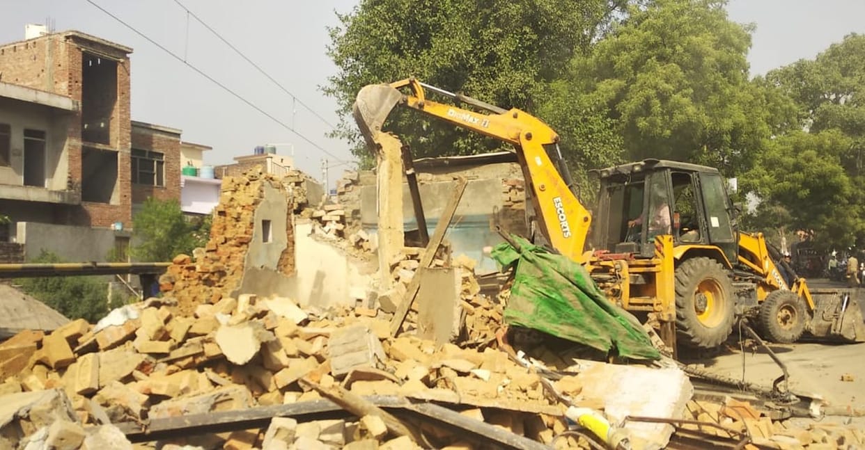 atikraman,farrukhabad news,buldoger