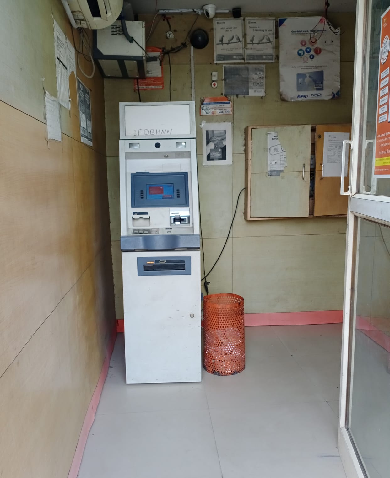 No Security personnel, not lock, how to be safe atm