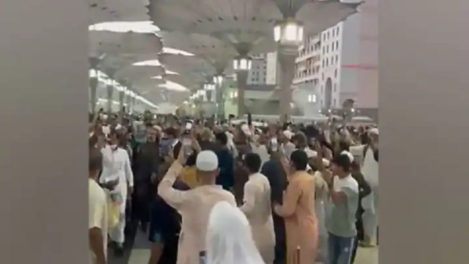 Chor Chor Pilgrims Raise Slogan Upon Seeing Pakistan PM led Delegation In Madina
