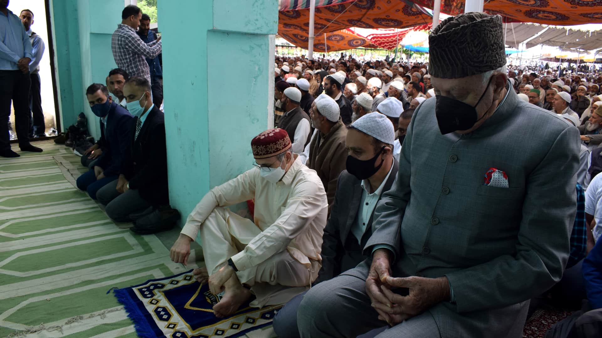 Thousands devotees offered prayers during the Jumat ul Vida afternoon prayers at Srinagar Hazratbal shrine
