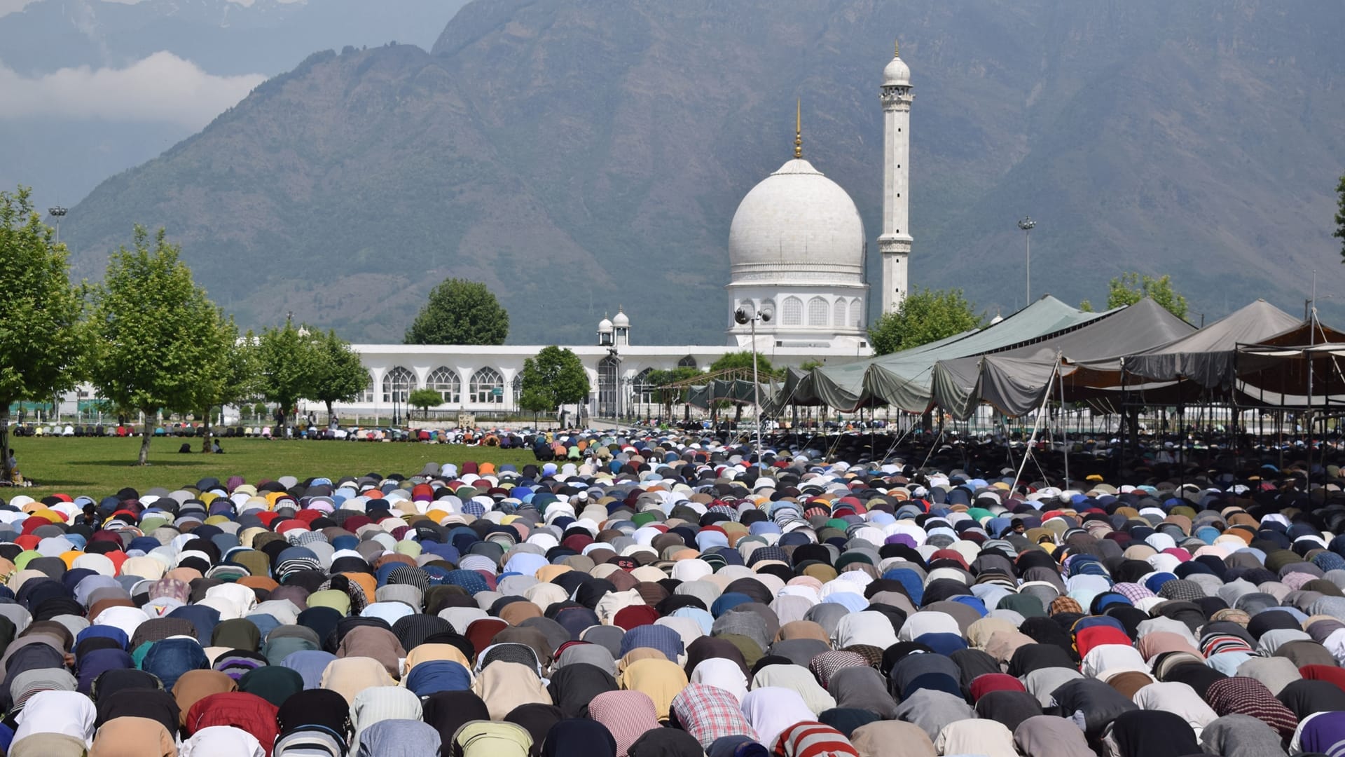 Thousands devotees offered prayers during the Jumat ul Vida afternoon prayers at Srinagar Hazratbal shrine