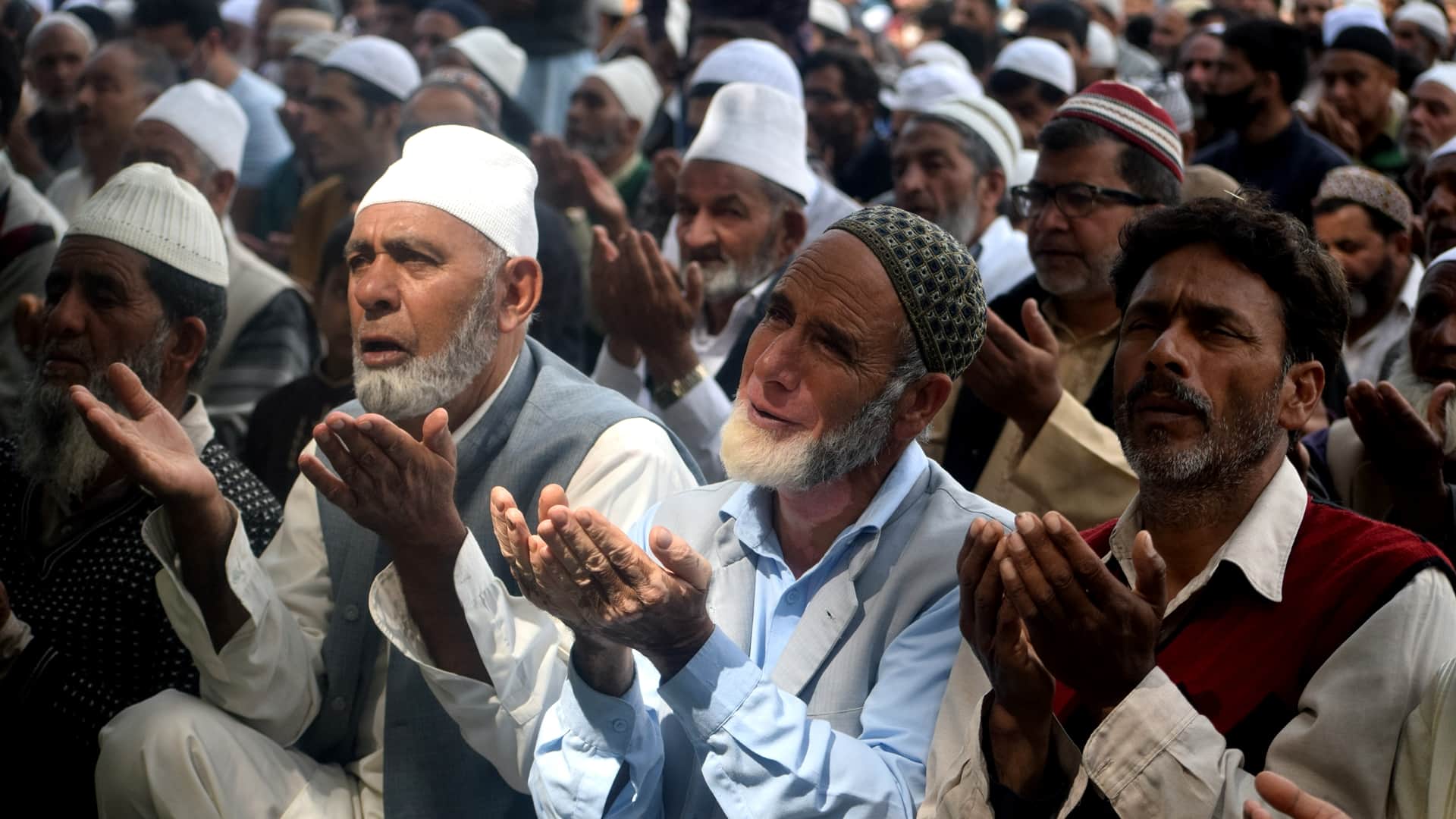 Thousands devotees offered prayers during the Jumat ul Vida afternoon prayers at Srinagar Hazratbal shrine