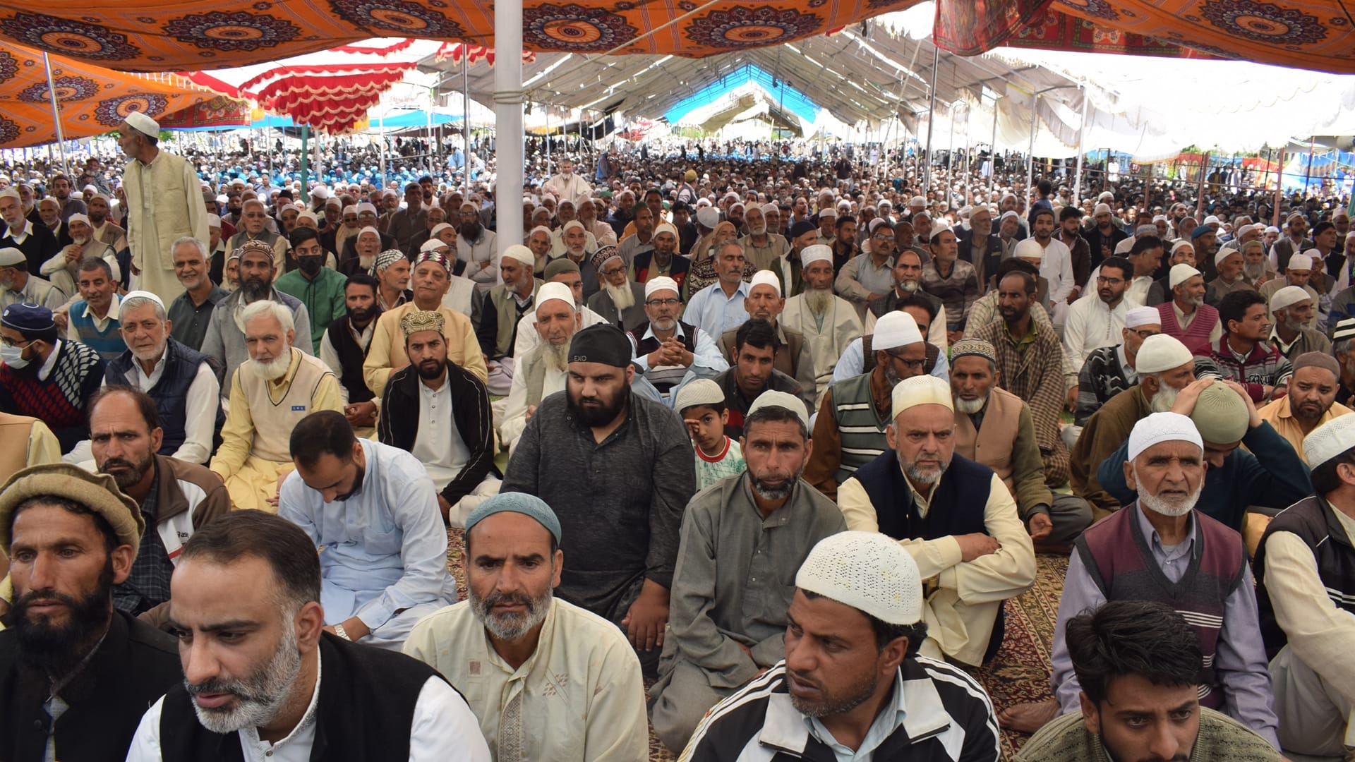 Thousands devotees offered prayers during the Jumat ul Vida afternoon prayers at Srinagar Hazratbal shrine