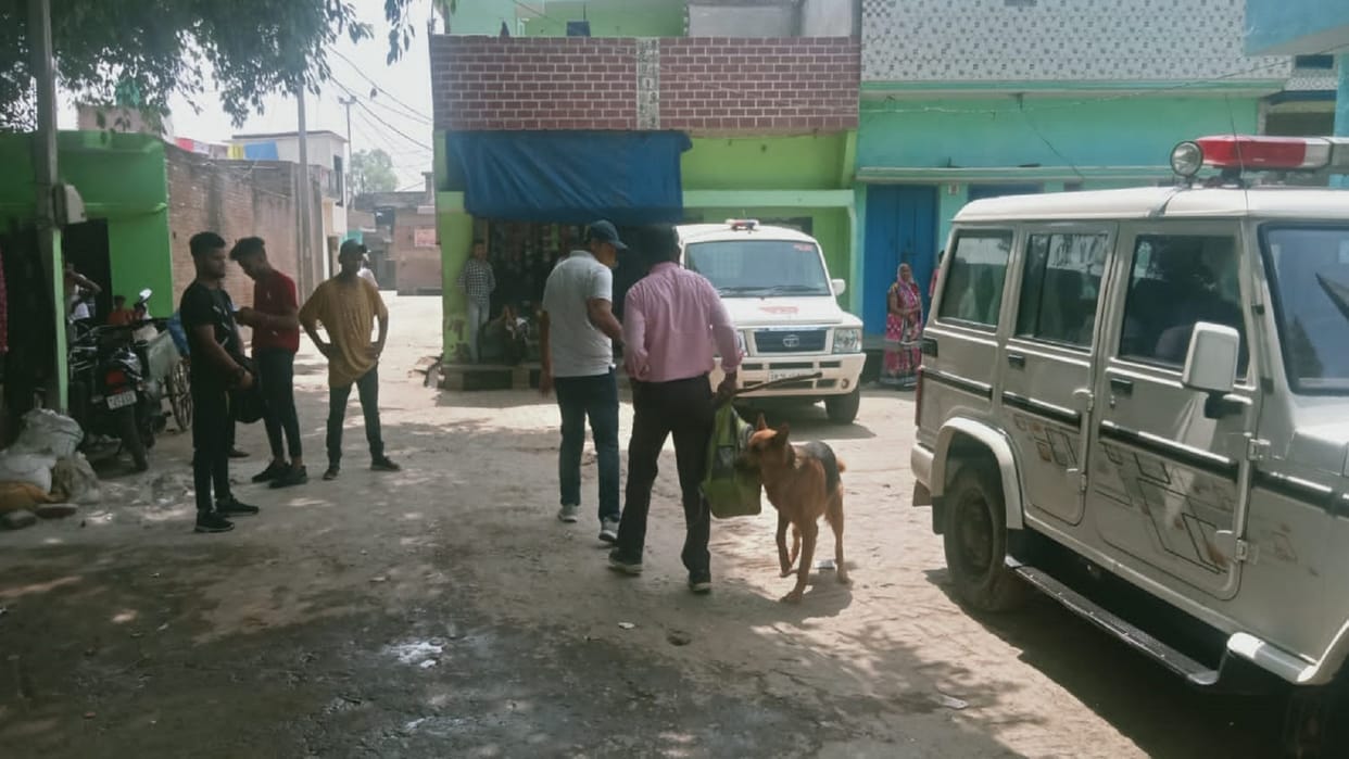 Bareilly Three dead bodies found in the house in Fatehganj East police entangled in murder and suicide