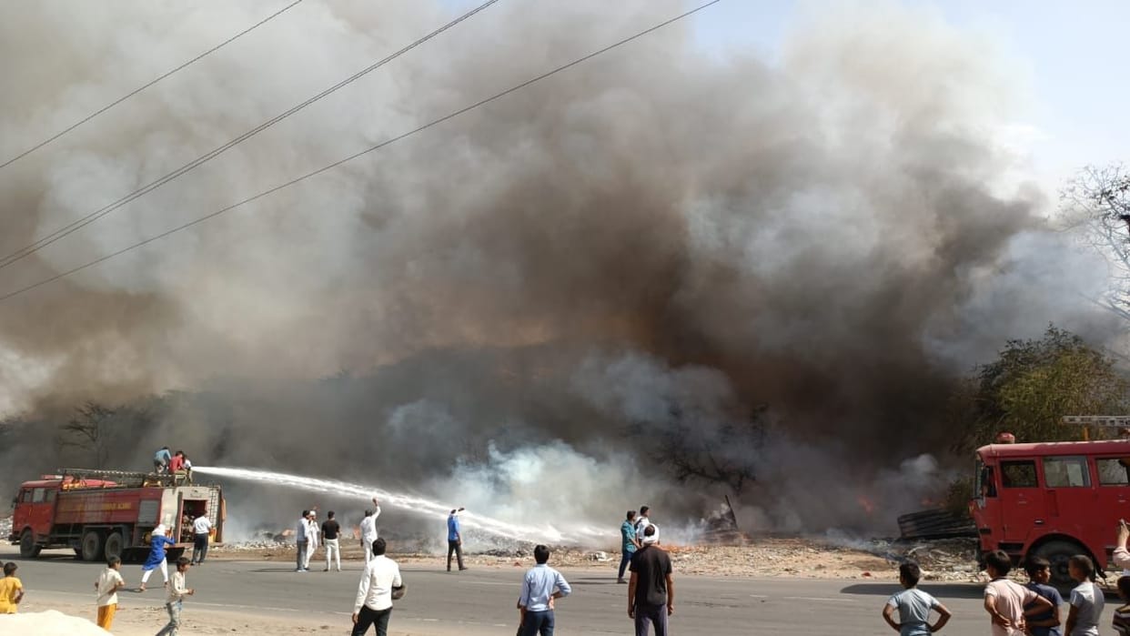 Fire in 5 warehouses of junk, loss of lakhs