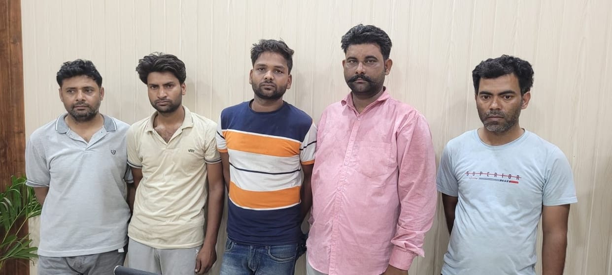 Aligarh: Gang taking loan from fake documents arrested, five arrested