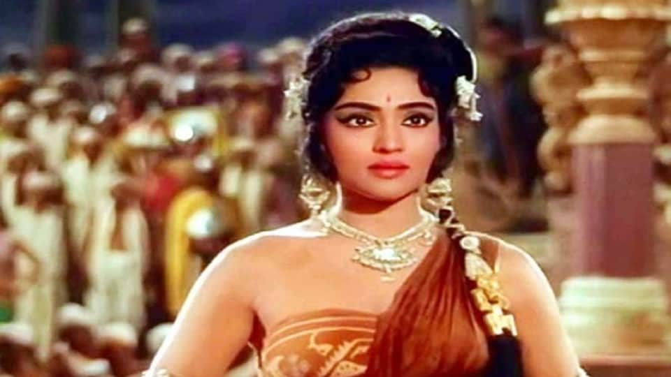 Vyjayanthimala first south actress who did bollywood movies and perform on mera dil ye pukare aaja song