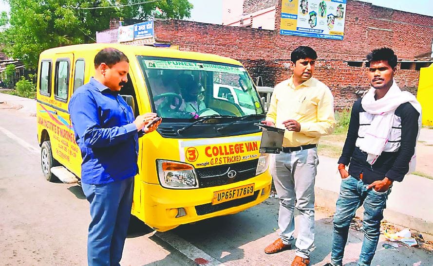 41 challaned against school vehicles on the third day in varanasi fine of Rs 3.34 lakh was collected