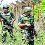 अंतरराष्ट्रीय सीमा पर गश्त करते जवान