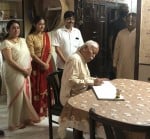रामतीर्थ केंद्र में आगमन के दौरान किताब पर लिखते आरएसएस के सर संघ चालक मोहन भागवत। साथ में डाक्टर