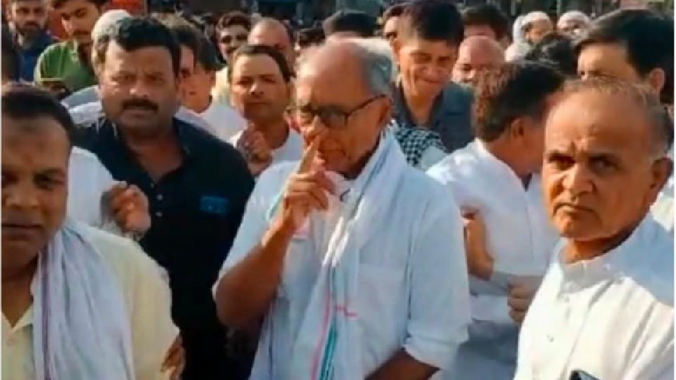'Bulldozer' V / s Digvijay: Even after talking on the phone, the former CM, angry over the action, reached Ashta with the leaders