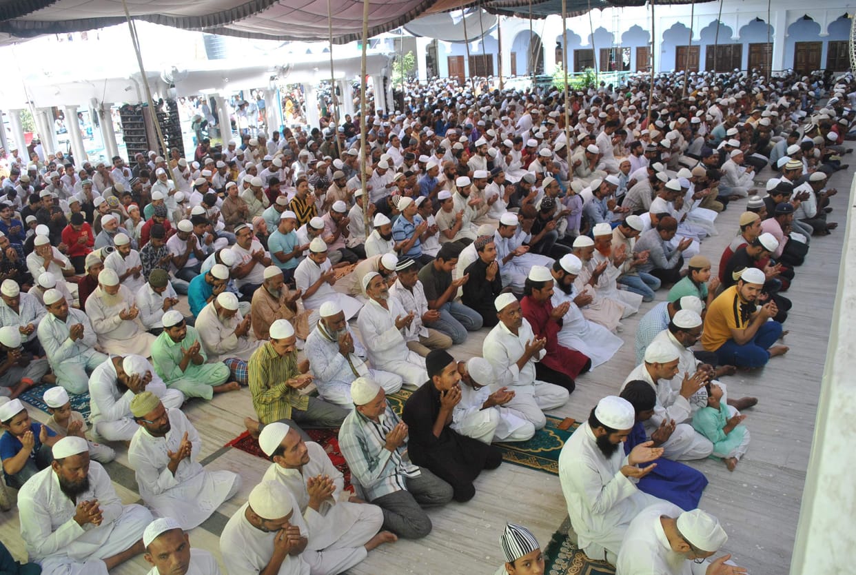 Raised hands in the court of Allah, prayed for repentance from sins