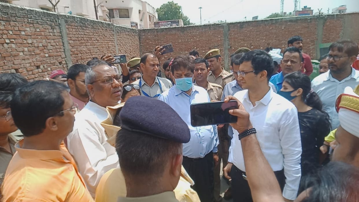 UP Minister Sanjay Nishad in Azamgarh Heard problems of people of Kashi Ram Colony said should  resolved