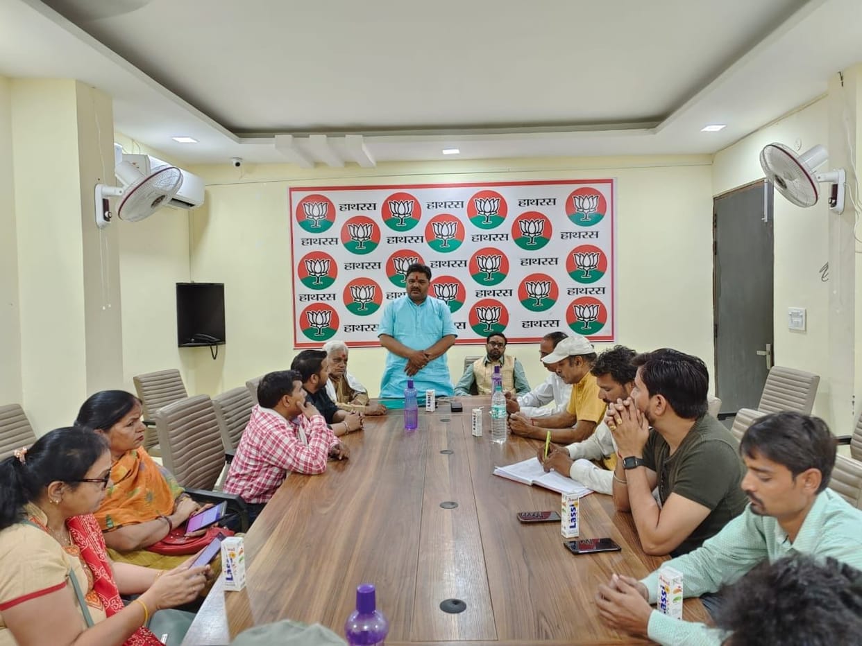 Hathras: Donate more and more voluntarily for the party: Rawat