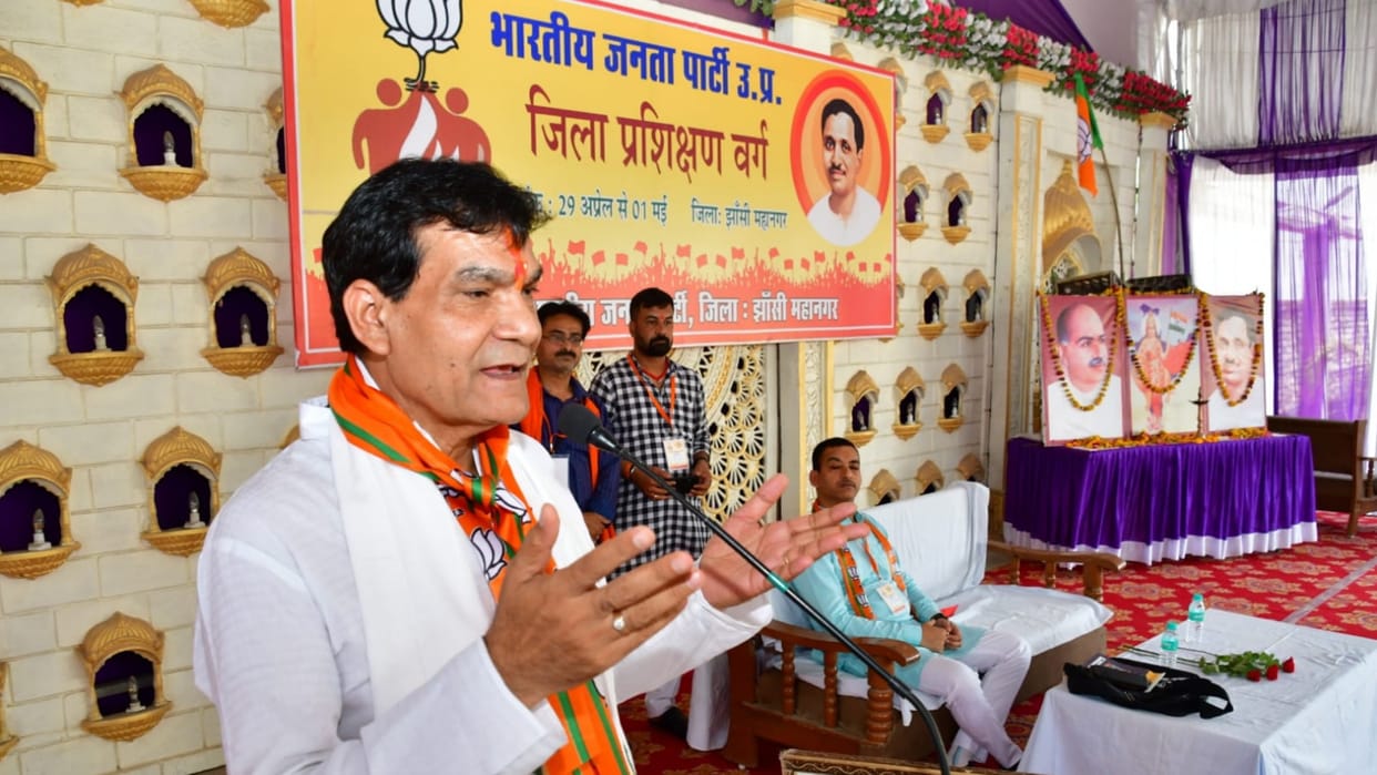 Jhansi: Minister Arvind Sharma blamed the previous governments for the power crisis