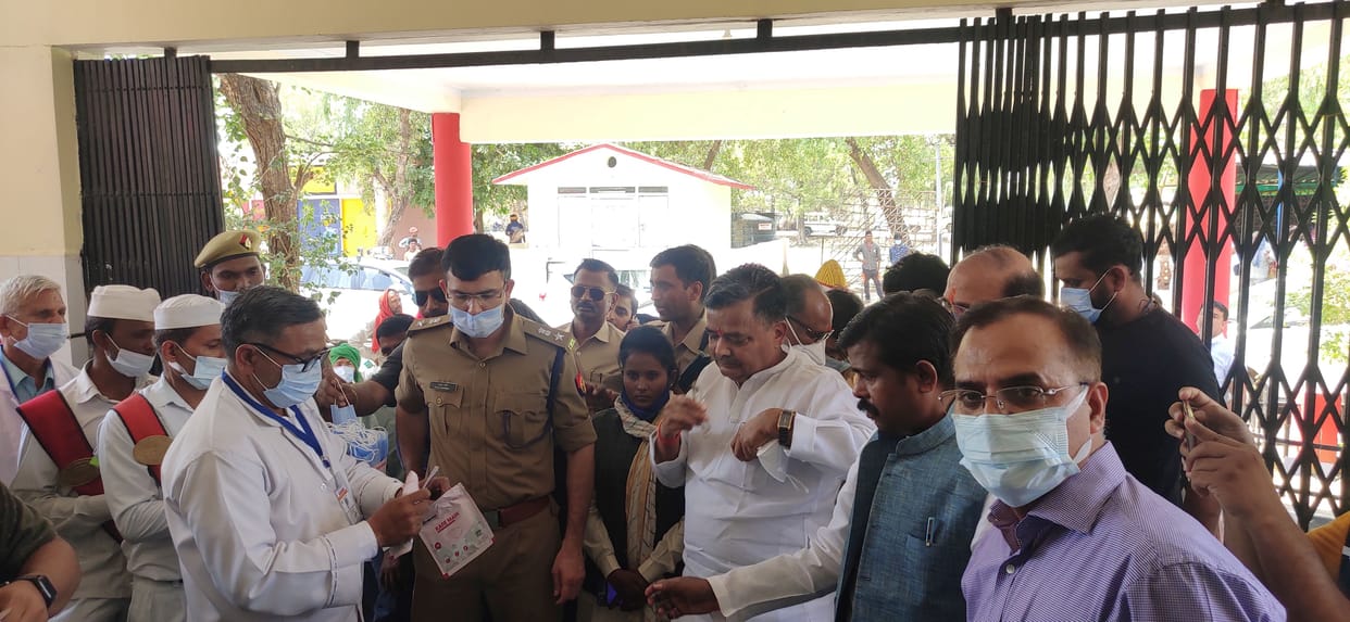 Minister was distributing fruits, when he reached near the bed, the woman found dead
