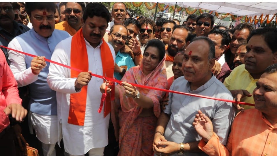 Madhya Pradesh: 'Birbal ki khichdi' made in Dewas, overbridge to be built in two years, took four years, BJP inaugurated after Congress warning