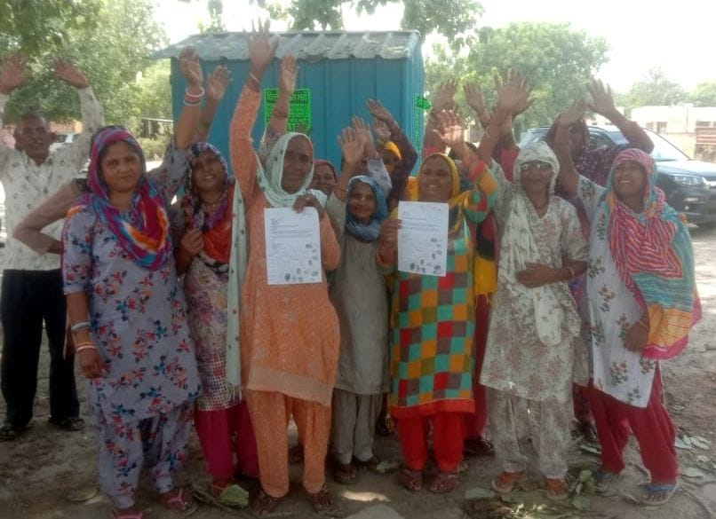 Distressed by the power crisis, people demonstrated at Sarang Road, Gandhi Nagar and SDM office