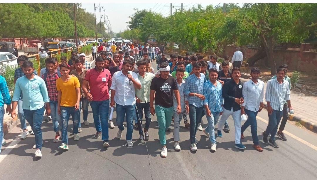 Student Union Election: Students came out on the streets for restoration, debate with the police when they came to the mini secretariat on tractor