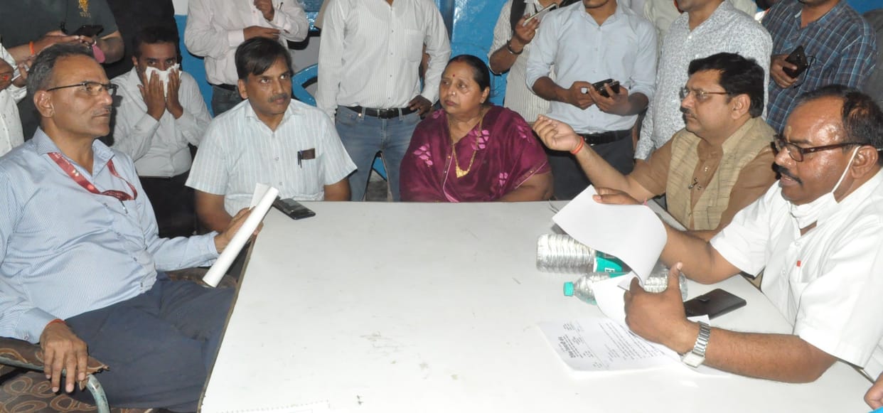 Hathras: General Manager visited Hathras Fort and Junction stations to know the condition of passenger facilities