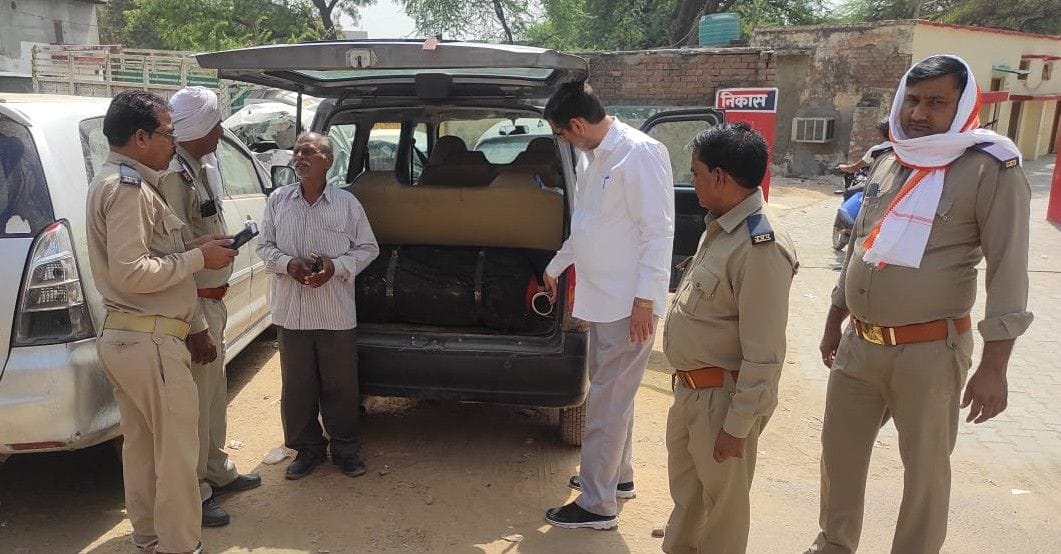 Hathras: Driving of a dozen school vehicles cut off, three were closed
