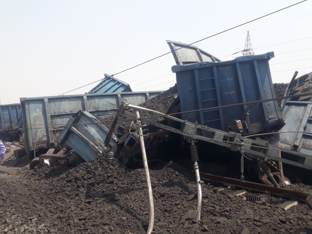 Goods train divided into two parts, 15 coaches derailed