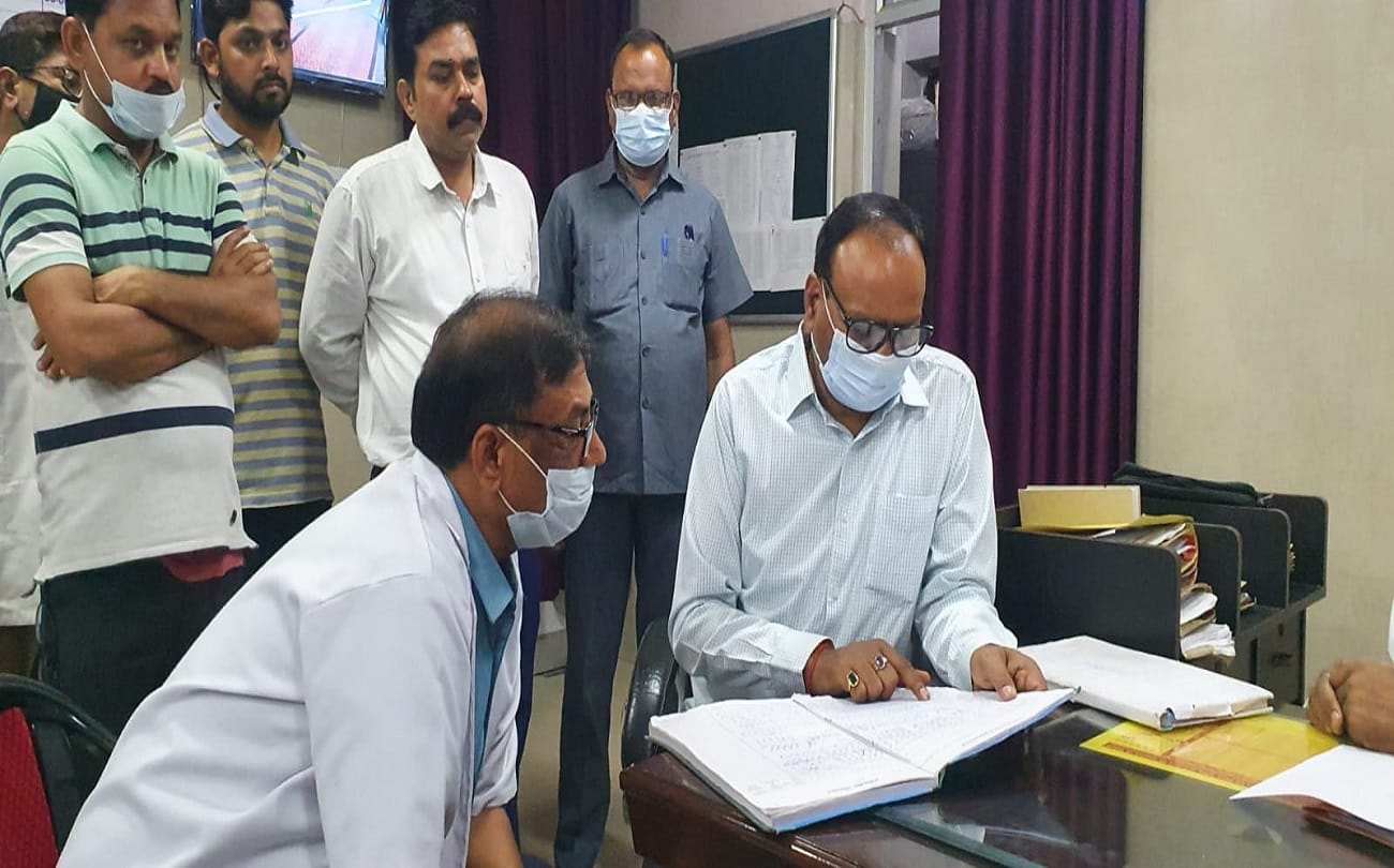 UP Deputy CM Brajesh pathak reached Varanasi District Hospital by driving himself alone CMS was reprimanded