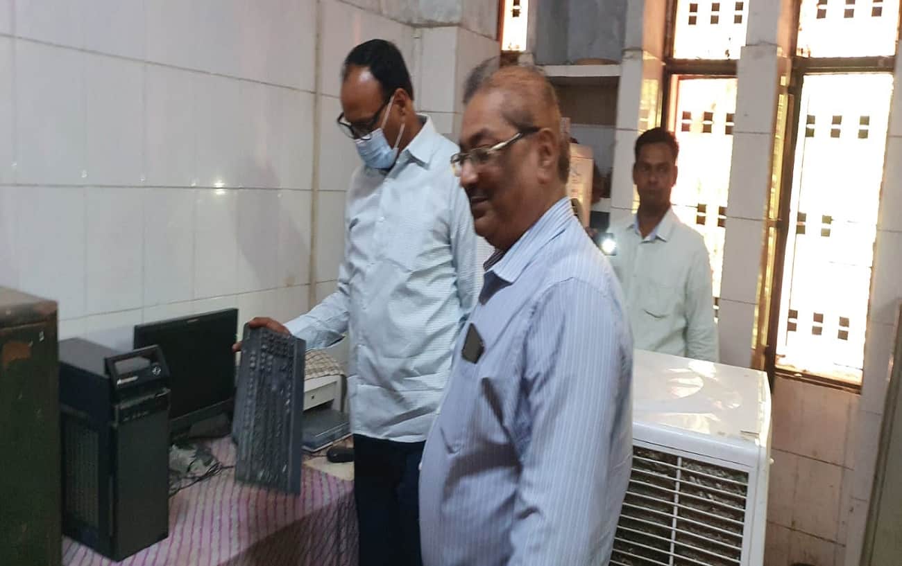 UP Deputy CM Brajesh pathak reached Varanasi District Hospital by driving himself alone CMS was reprimanded