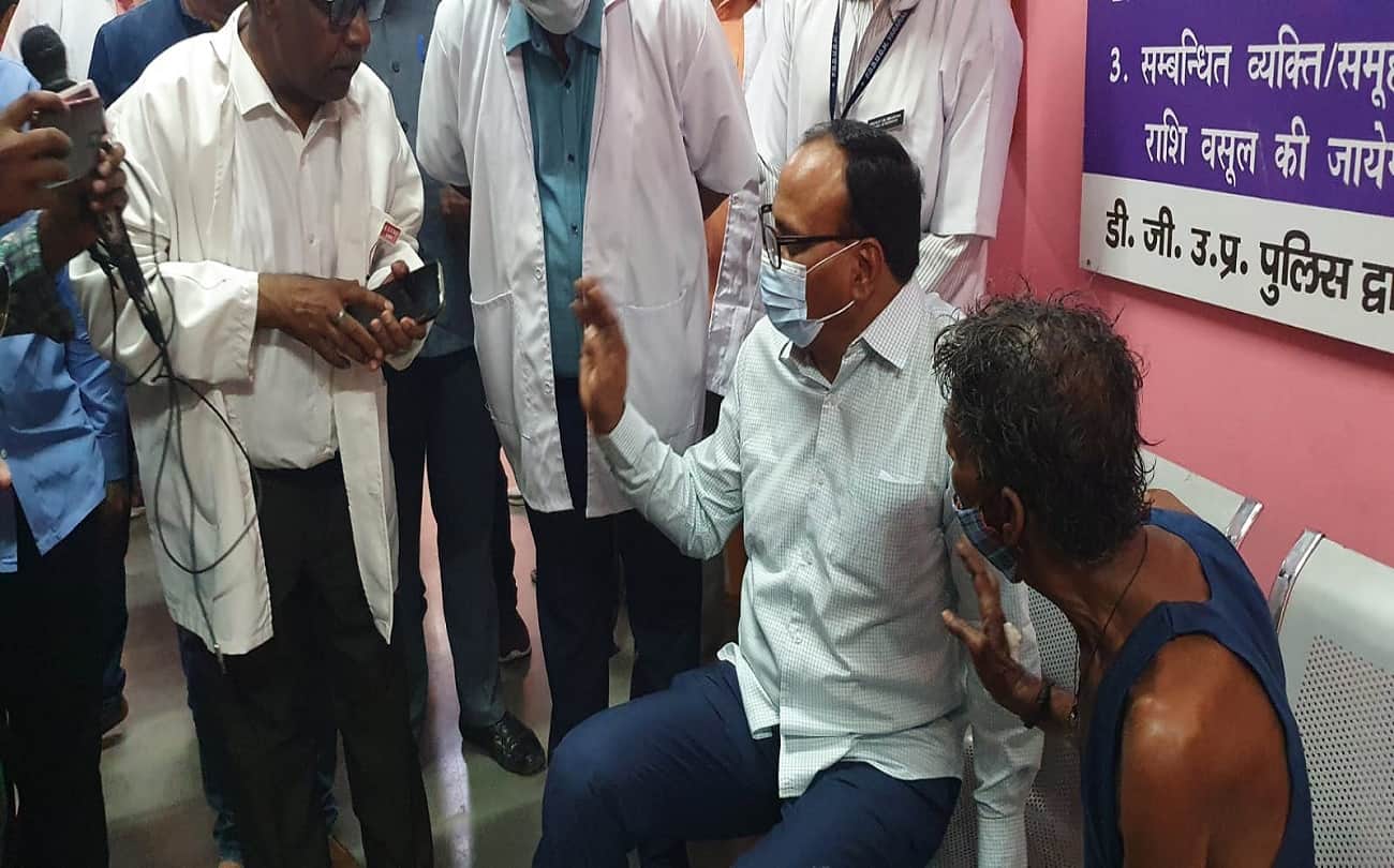 UP Deputy CM Brajesh pathak reached Varanasi District Hospital by driving himself alone CMS was reprimanded