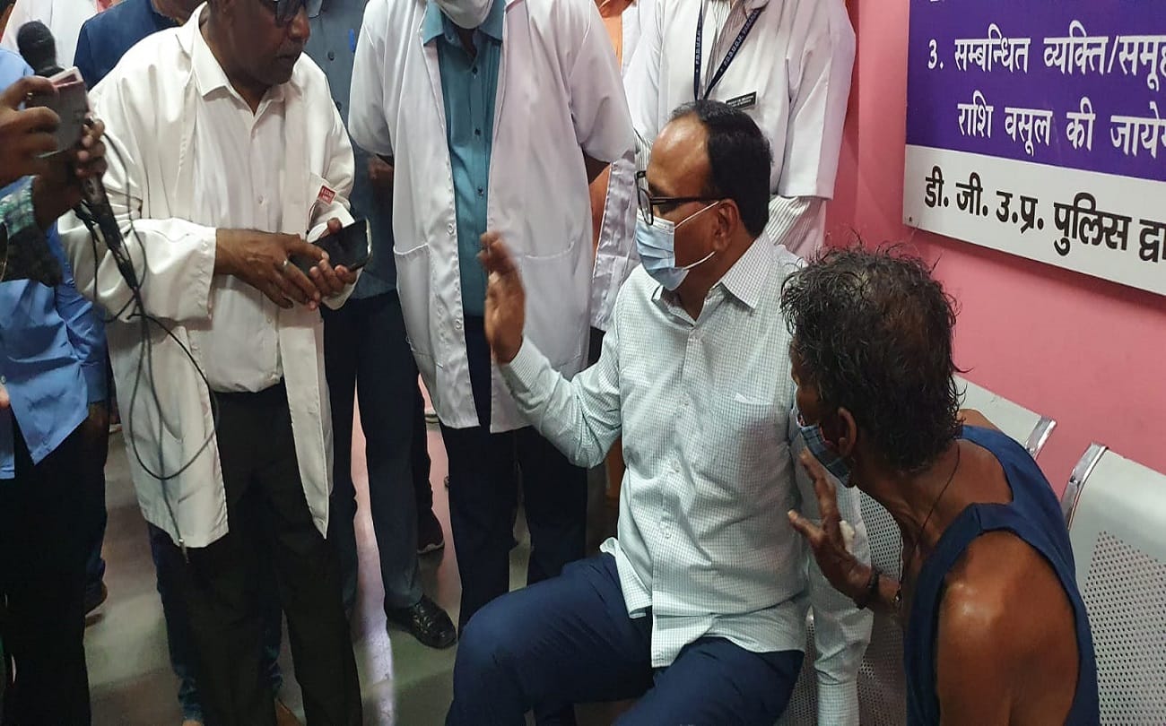 UP Deputy CM Brajesh pathak reached Varanasi District Hospital by driving himself alone CMS was reprimanded