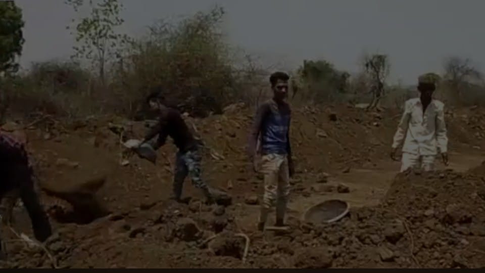 Shivpuri: Amrit pond being built with public cooperation, CEO honored the villagers who helped by garlanding them