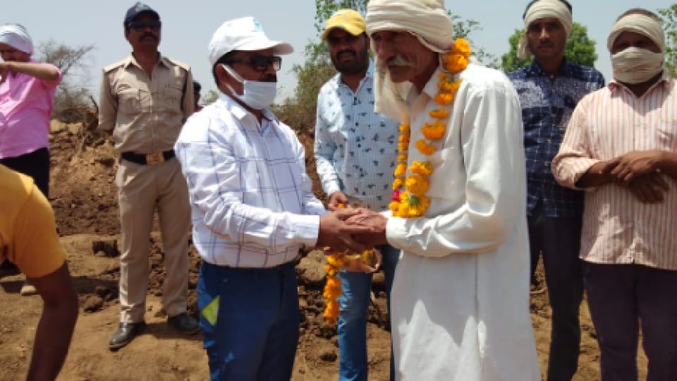 Shivpuri: Amrit pond being built with public cooperation, CEO honored the villagers who helped by garlanding them
