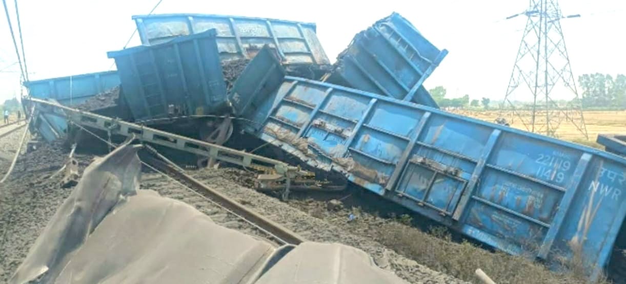 goods train derailed on DFC rail track near Bharthana in etawah  