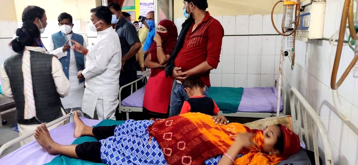 Minister in-charge of Chitrakoot Mandal, Jaiveer Singh inspected the district hospital