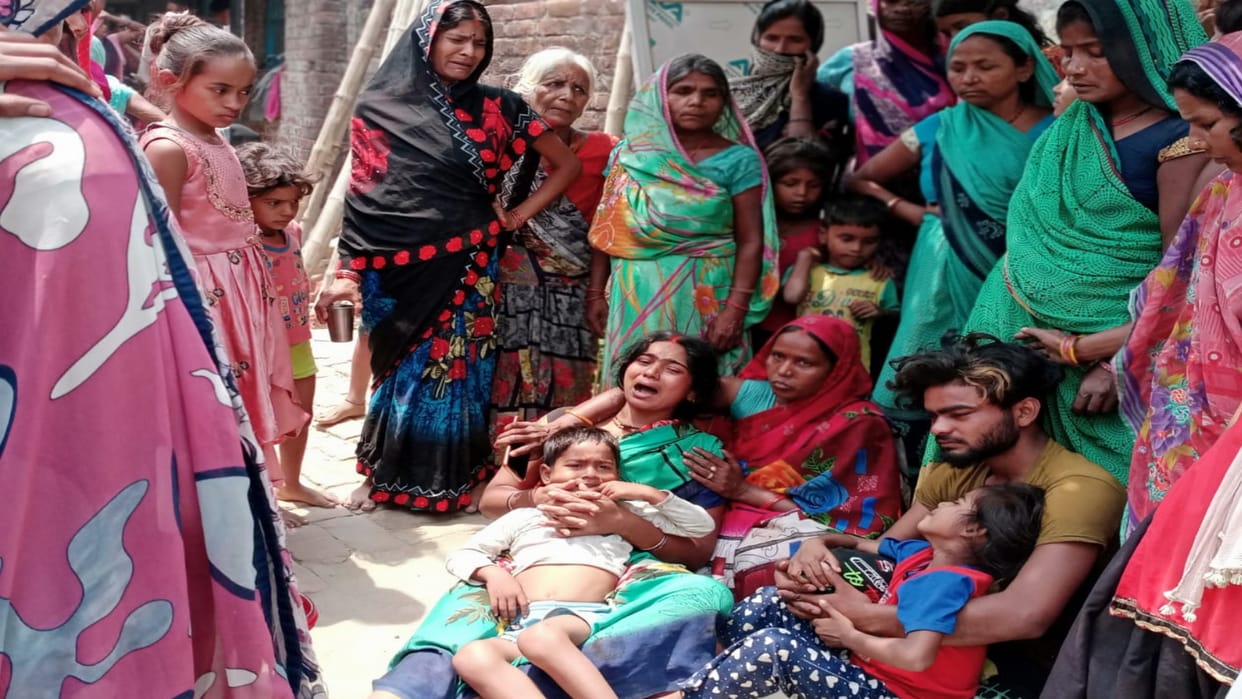 one died after Suddenly fell debris in kushinagar
