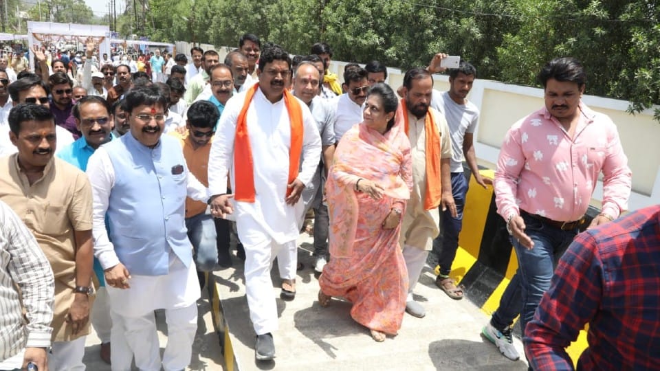 Madhya Pradesh: 'Birbal ki khichdi' made in Dewas, overbridge to be built in two years, took four years, BJP inaugurated after Congress warning