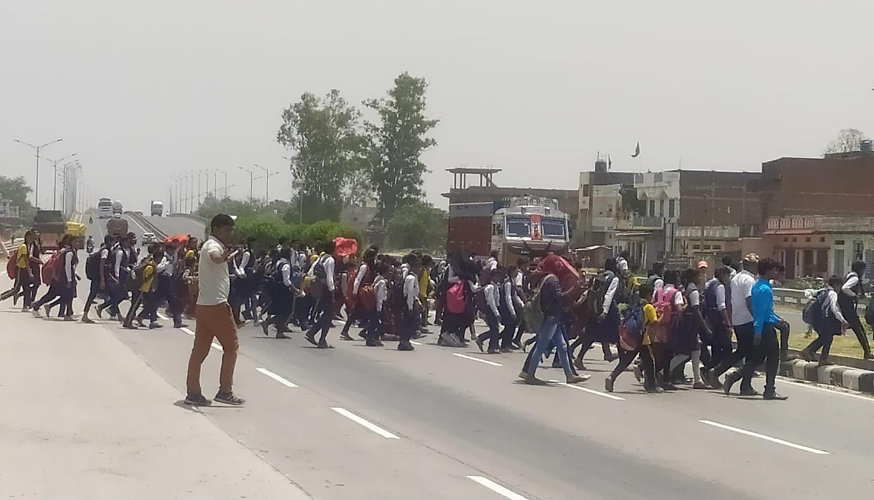 School children taking risk due to lack of foot overbridge
