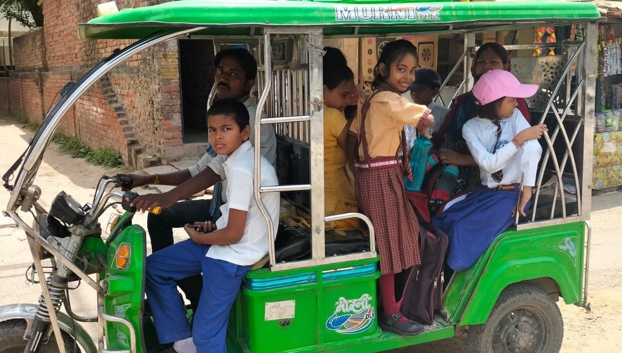 Negligence: School children being carried on e-rickshaw