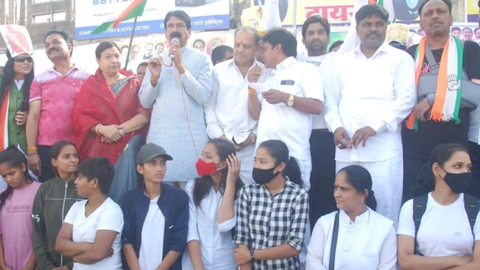 Indore: A unique marathon against inflation, the winners got petrol, soybean oil and lemon as a reward