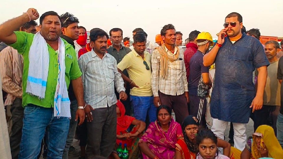 Satna: Laborer dies of heart attack in cement factory, relatives accuse manager of harassing her, now 25 lakhs will be given to the family of the deceased