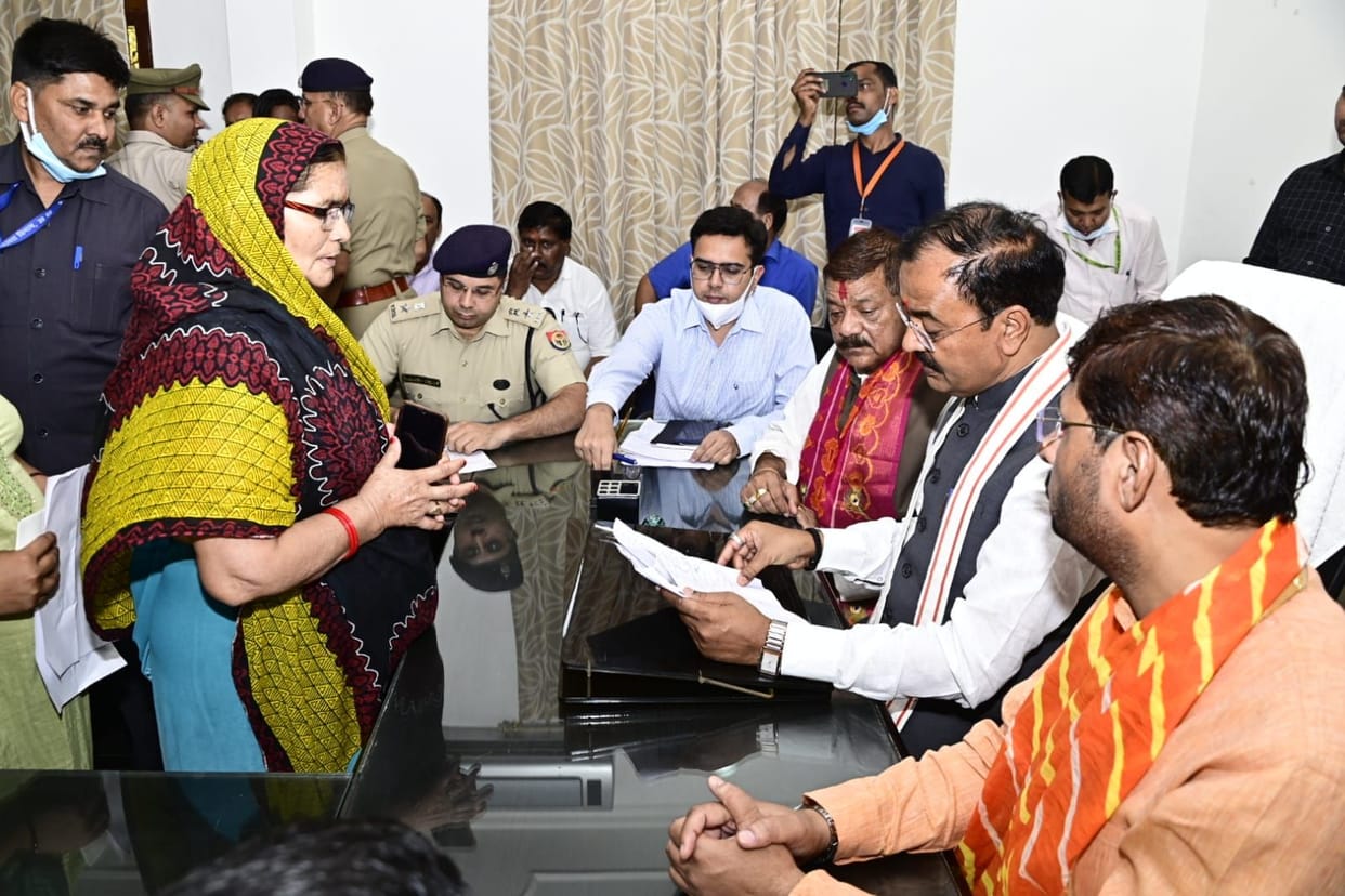 Mathura: Complaints gathered, police station-tehsil officials cursed, appealed to Deputy Chief Minister