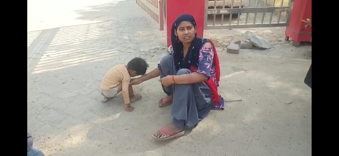 Mathura: Woman sitting on dharna at Jain police station, pleading for justice