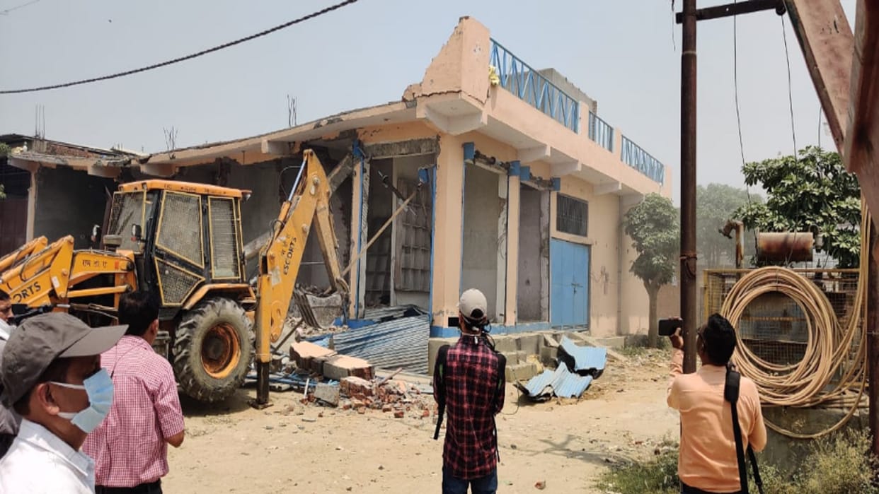 UP News: four illegal colonies and more 20 shops demolished by bulldozed by MDA team in Meerut