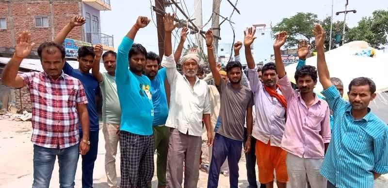 Angry consumers demonstrated due to power cut