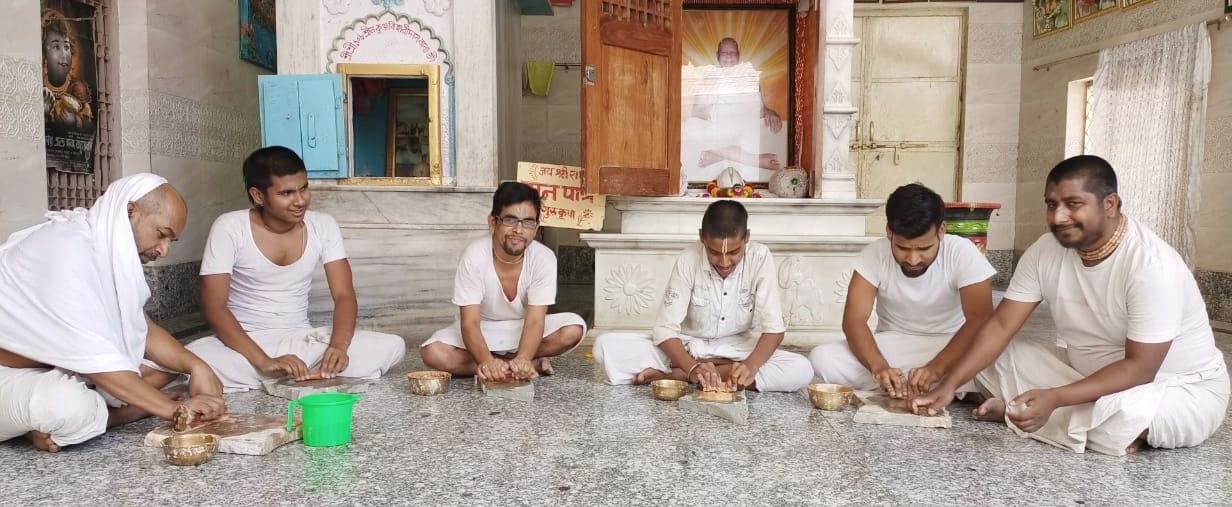 Mathura: On Akshaya Tritiya, there will be darshan of Thakur ji amidst sandalwood paste.