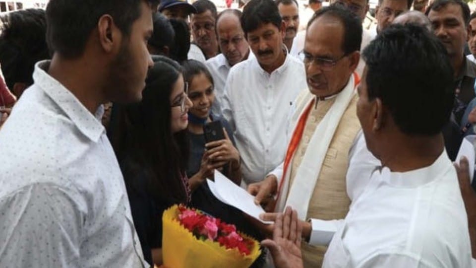 Indore: Students who returned from Ukraine met CM Shivraj, demanding admission in medical colleges of MP