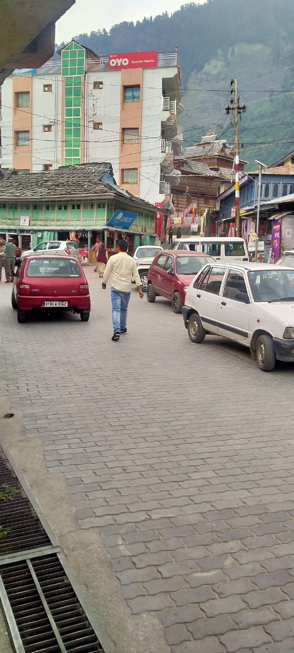 Public in trouble due to lack of space for gas distribution in Sarahan market