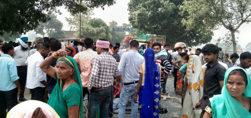 Jammed by placing dead body on Shahjahanpur-Pilibhit road
